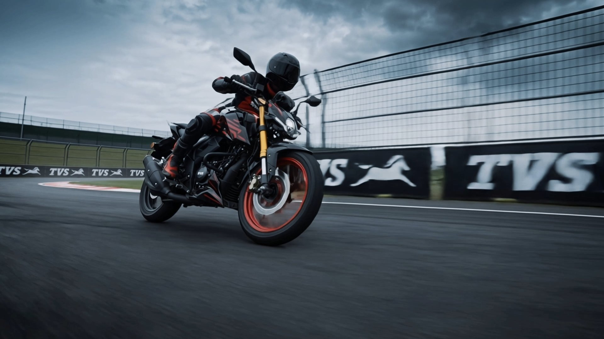 Video de contenido para TVS Apache producido por Los De Marketing